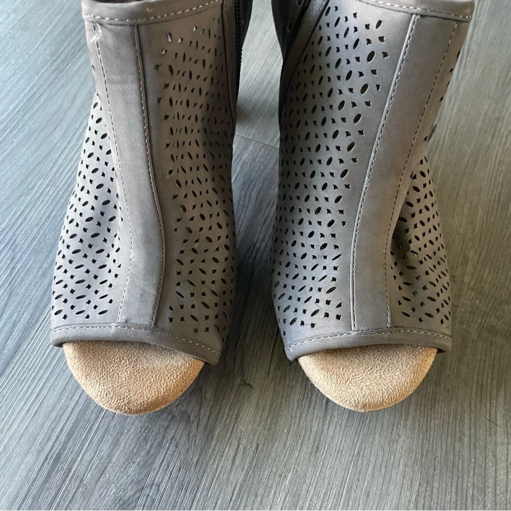 Giani Bernini Gray Perforated Ankle Booties Chunky Heel Women’s 7.5 - Picture 6 of 14